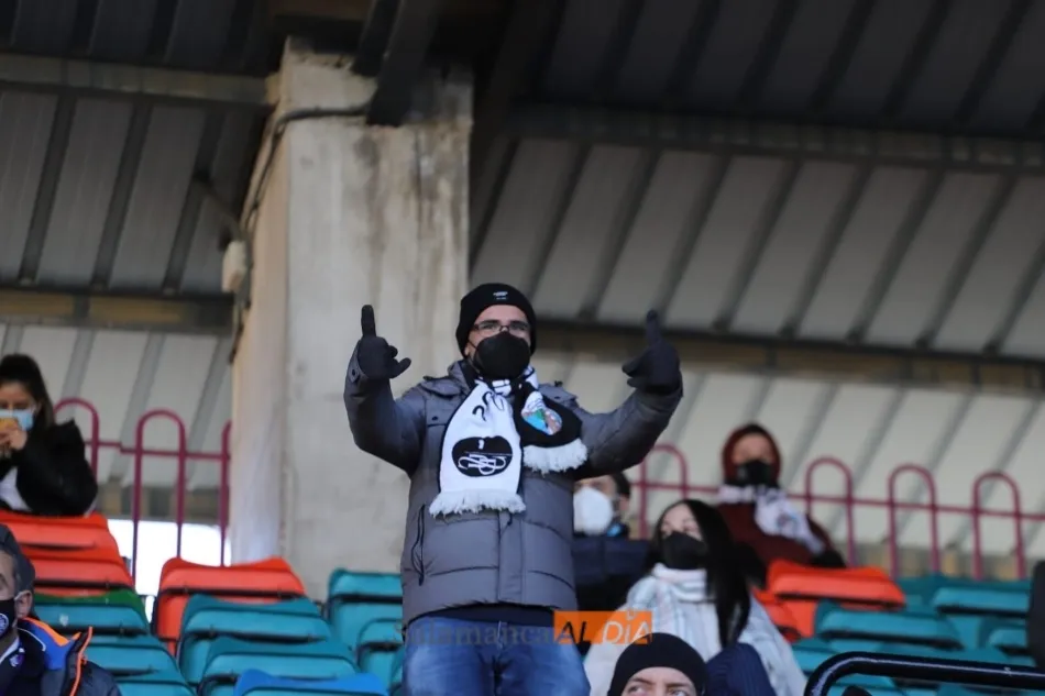 Foto 3 - El Helm&aacute;ntico debuta en 2021 para alentar a &lsquo;su&rsquo; Salamanca UDS frente al hist&oacute;rico D&eacute;por y...