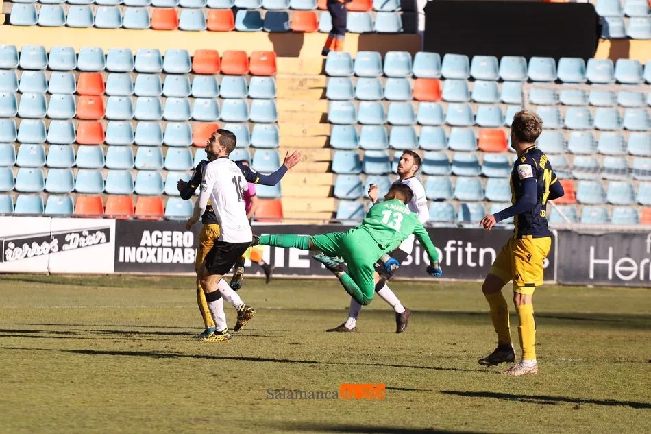 Foto 10 - Escobar le cambia la cara al Salamanca UDS y merece m&aacute;s que un punto ante el D&eacute;por (0-0)