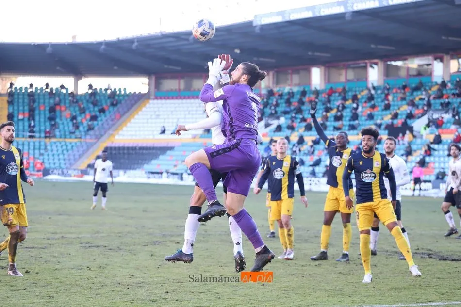 Foto 8 - Escobar le cambia la cara al Salamanca UDS y merece m&aacute;s que un punto ante el D&eacute;por (0-0)