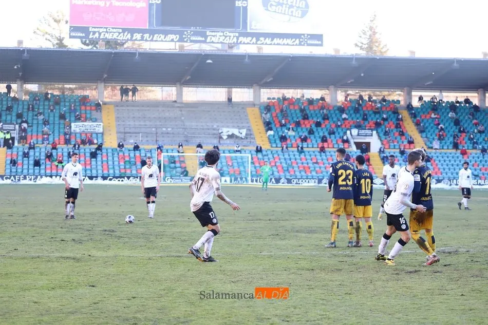 Foto 3 - Escobar le cambia la cara al Salamanca UDS y merece m&aacute;s que un punto ante el D&eacute;por (0-0)
