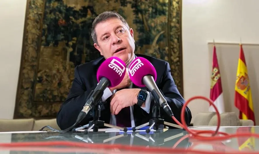 El jefe del Ejecutivo regional, Emiliano García-Page, es entrevista en la radio regional, Radio Castilla-La Mancha. Fotos de D. Esteban González - JCCM