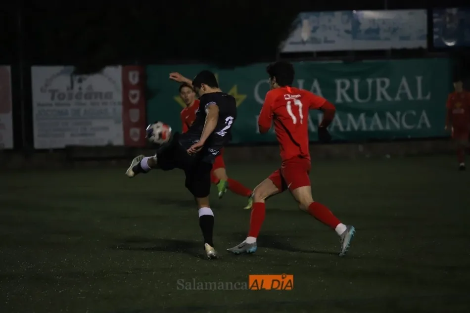 Escalante, del Salamanca, despeja un balón en el San Casto