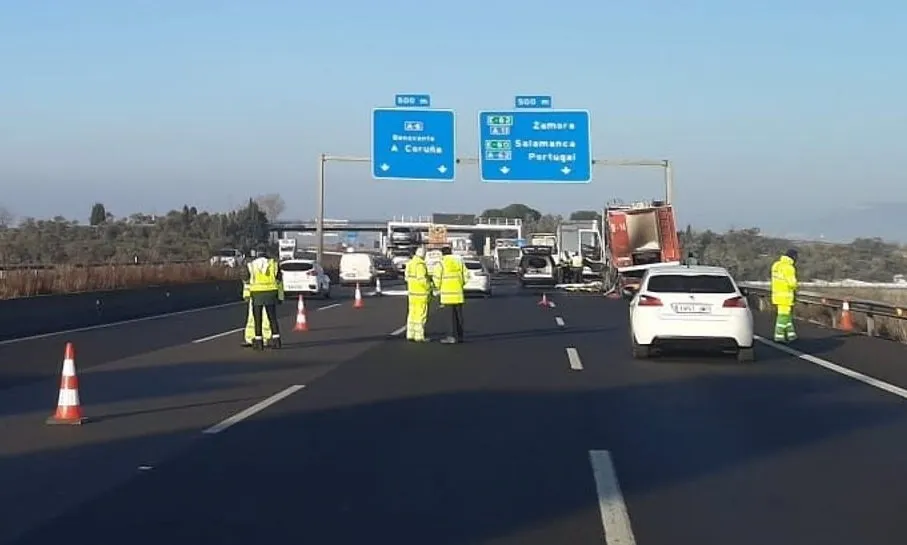 Lugar en el que un camión ha atropellado a tres personas en Tordesillas (Valladolid). Foto DGT