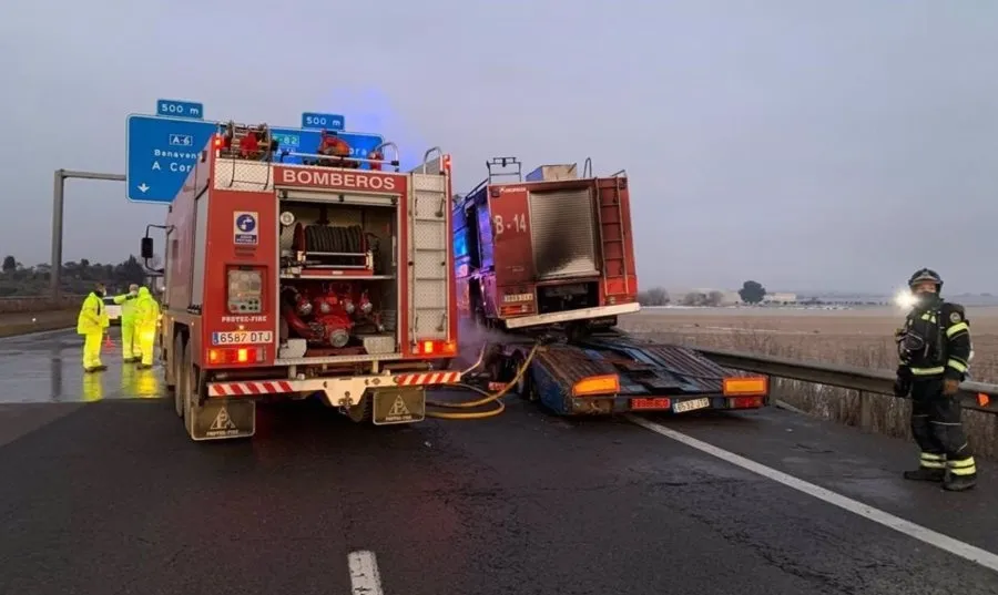 Foto 2 - Tres fallecidos al ser atropellados por un cami&oacute;n en la A-6 en Tordesillas (Valladolid)