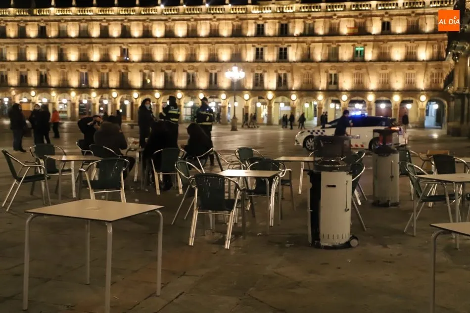 Agentes de la Policía en la Plaza Mayor durante la primera jornada del nuevo toque de queda a las 20.00 horas