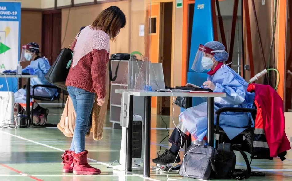 Escena del cribado masivo que se realiza en el pabellón Unamuno de Salamanca. Foto USAL