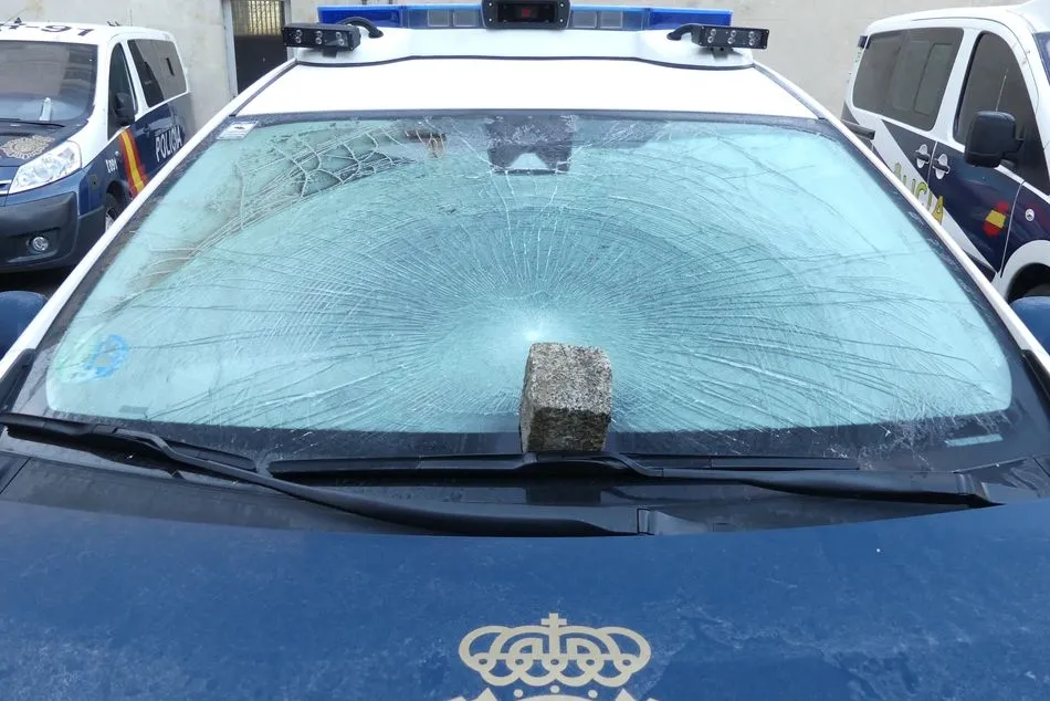 Estado de la luna del vehículo policial tras el impacto del adoquín