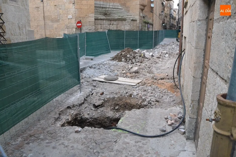 Foto 9 - Cortadas al tr&aacute;fico las calles Velayos y Colegios por las obras de la calle San Juan  