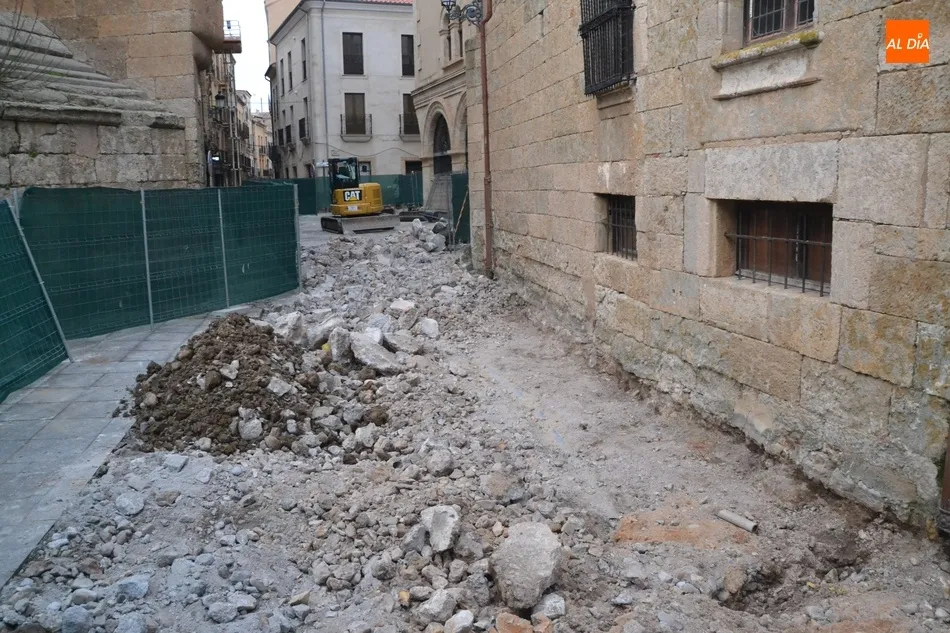 Foto 10 - Cortadas al tr&aacute;fico las calles Velayos y Colegios por las obras de la calle San Juan  