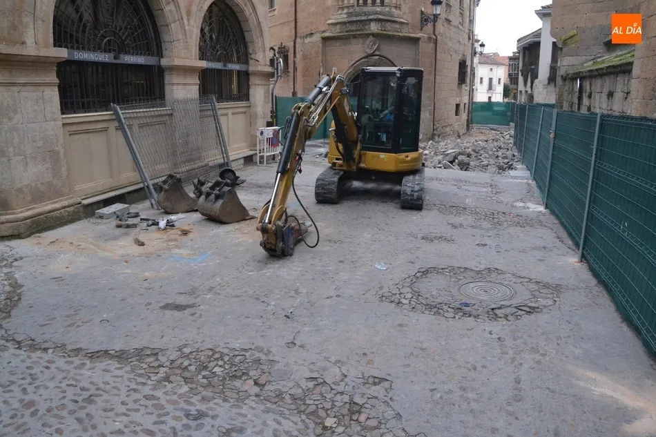 Foto 5 - Cortadas al tr&aacute;fico las calles Velayos y Colegios por las obras de la calle San Juan  