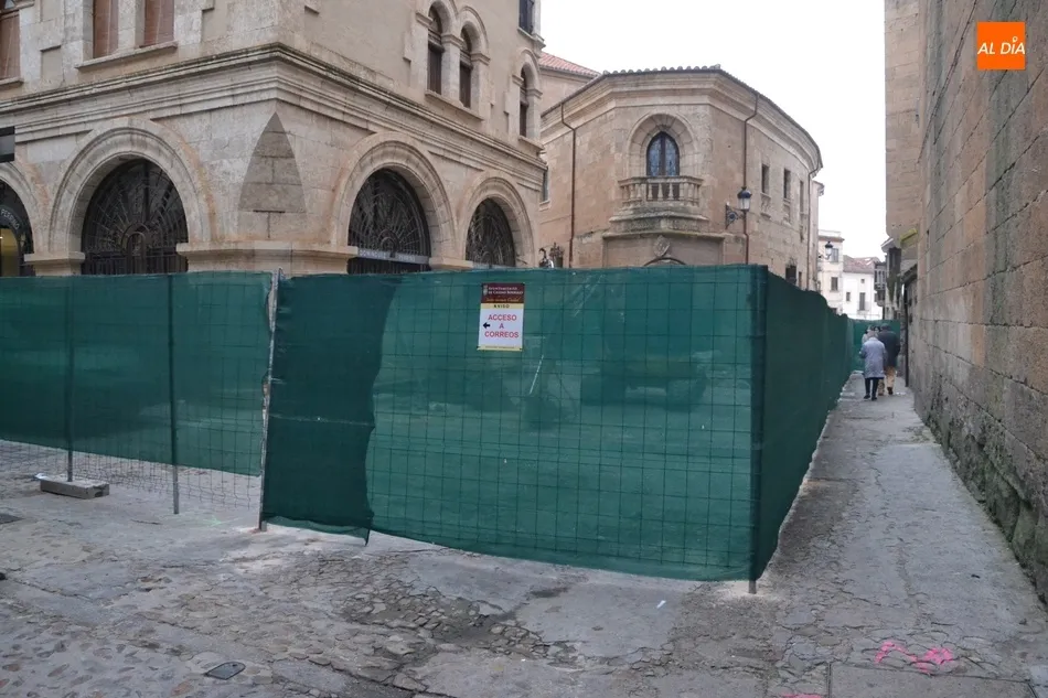 Foto 6 - Cortadas al tr&aacute;fico las calles Velayos y Colegios por las obras de la calle San Juan  