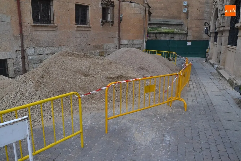 Foto 4 - Cortadas al tr&aacute;fico las calles Velayos y Colegios por las obras de la calle San Juan  