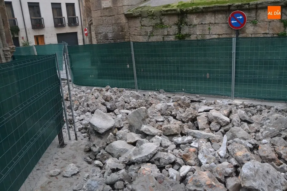 Foto 2 - Cortadas al tr&aacute;fico las calles Velayos y Colegios por las obras de la calle San Juan  