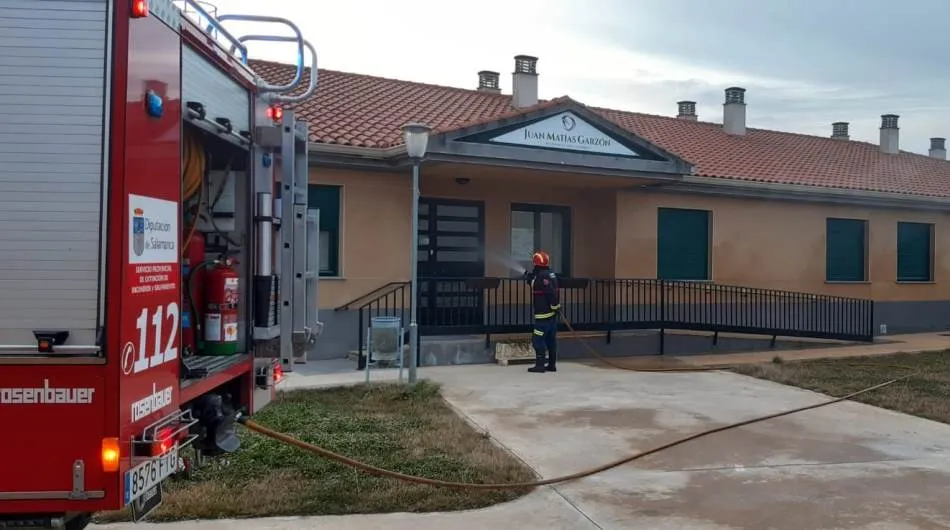 Foto 3 - Los Bomberos realizan tareas de desinfecci&oacute;n en Boada  