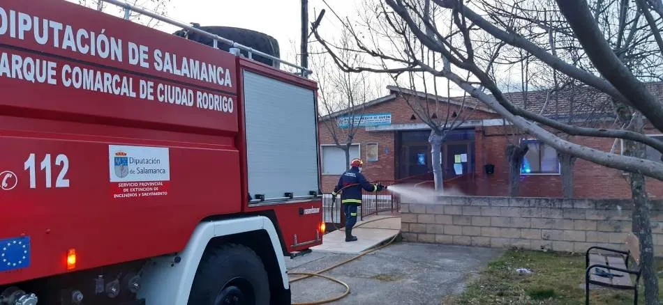 Foto 5 - Los Bomberos realizan tareas de desinfecci&oacute;n en Boada  