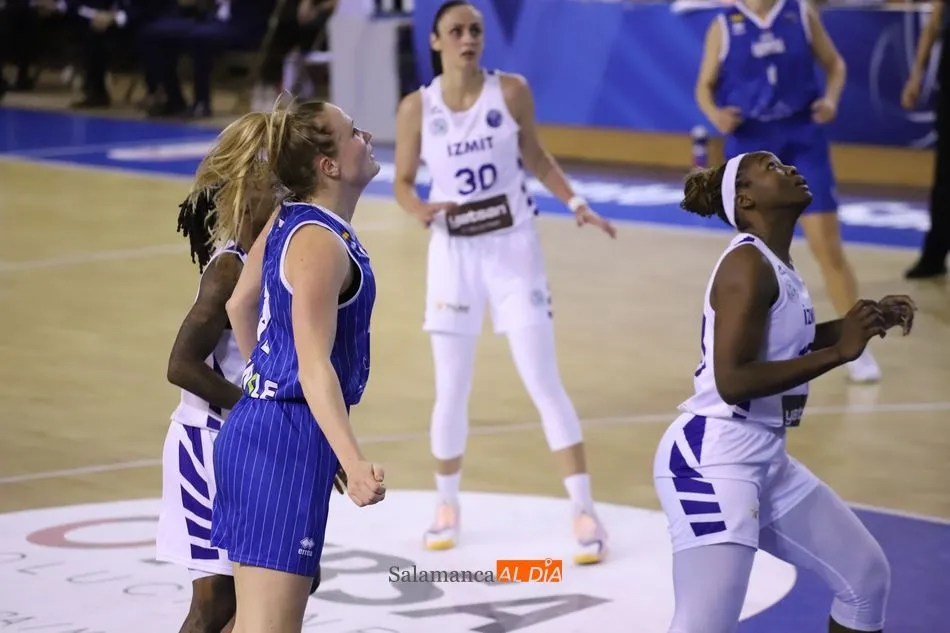 Foto 11 - El Perfumer&iacute;as Avenida se repone e inicia su burbuja con triunfo ante el Izmit (80-101)