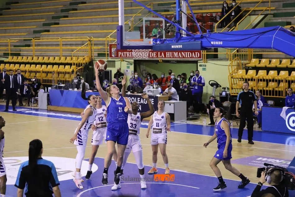 Foto 9 - El Perfumer&iacute;as Avenida se repone e inicia su burbuja con triunfo ante el Izmit (80-101)