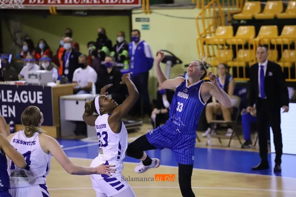 Foto 5 - El Perfumer&iacute;as Avenida se repone e inicia su burbuja con triunfo ante el Izmit (80-101)