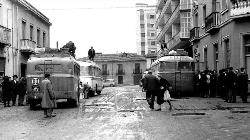 Los antiguos coches de línea en la calle García Quiñones