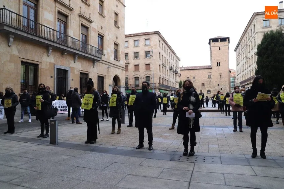 Foto 10 - Profesionales de peluquer&iacute;a protestan ante la Subdelegaci&oacute;n del Gobierno&nbsp; para reclamar la...