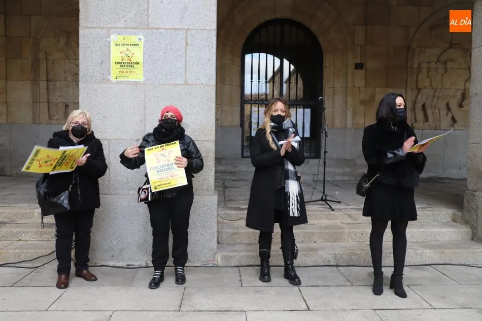 Foto 11 - Profesionales de peluquer&iacute;a protestan ante la Subdelegaci&oacute;n del Gobierno&nbsp; para reclamar la...