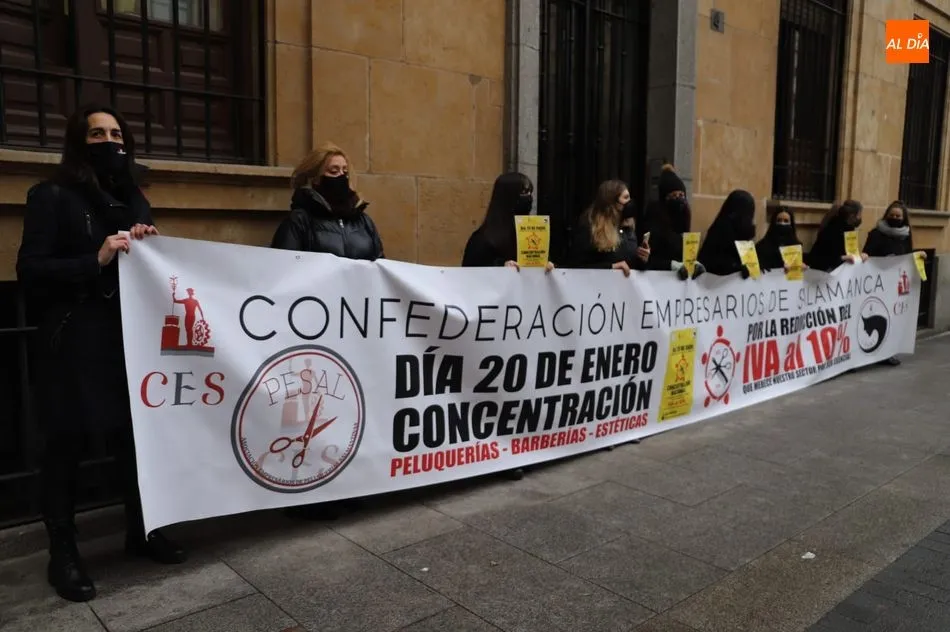 Foto 7 - Profesionales de peluquer&iacute;a protestan ante la Subdelegaci&oacute;n del Gobierno&nbsp; para reclamar la...