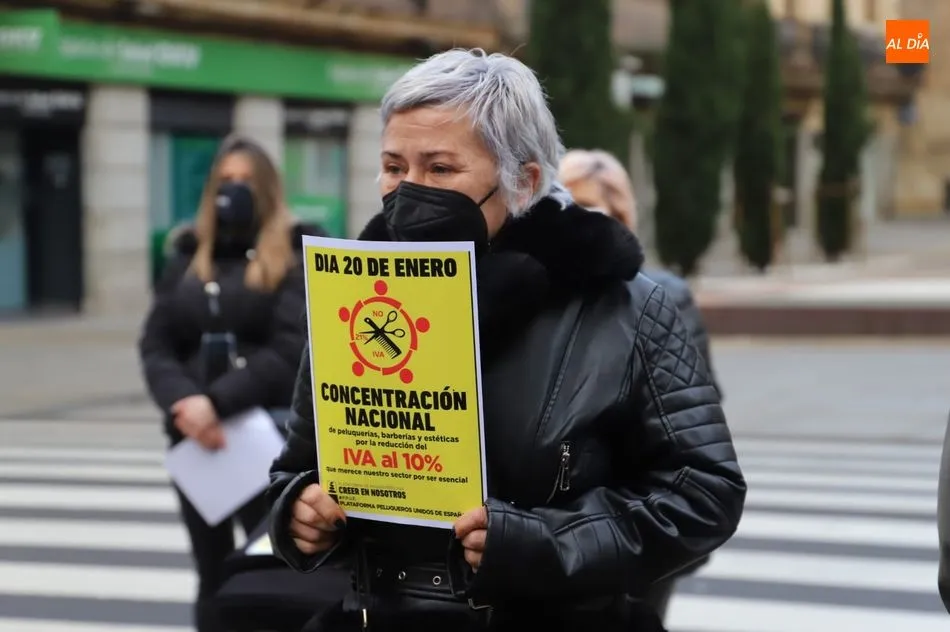 Foto 6 - Profesionales de peluquer&iacute;a protestan ante la Subdelegaci&oacute;n del Gobierno&nbsp; para reclamar la...