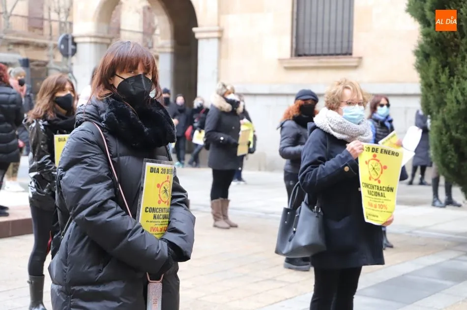 Foto 5 - Profesionales de peluquer&iacute;a protestan ante la Subdelegaci&oacute;n del Gobierno&nbsp; para reclamar la...