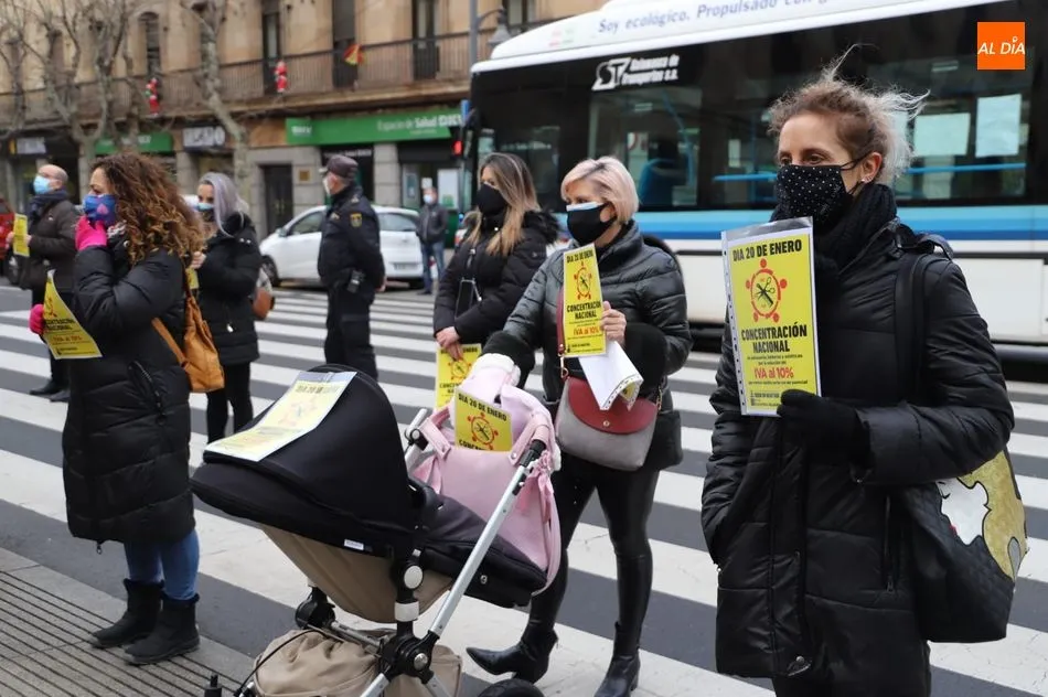 Foto 4 - Profesionales de peluquer&iacute;a protestan ante la Subdelegaci&oacute;n del Gobierno&nbsp; para reclamar la...