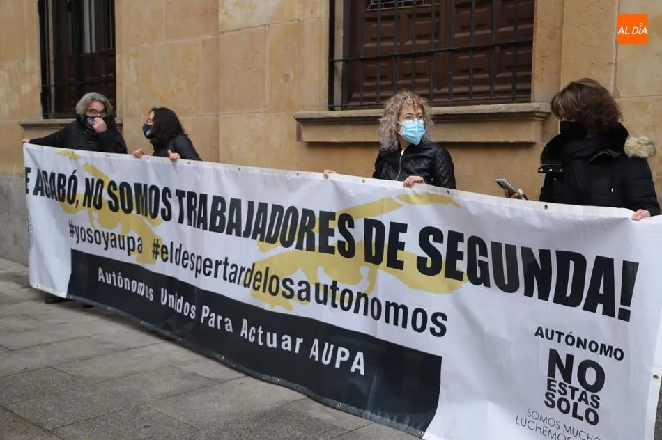 Foto 3 - Profesionales de peluquer&iacute;a protestan ante la Subdelegaci&oacute;n del Gobierno&nbsp; para reclamar la...