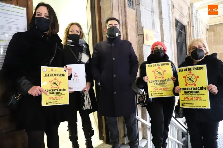 Foto 8 - Profesionales de peluquer&iacute;a protestan ante la Subdelegaci&oacute;n del Gobierno&nbsp; para reclamar la...