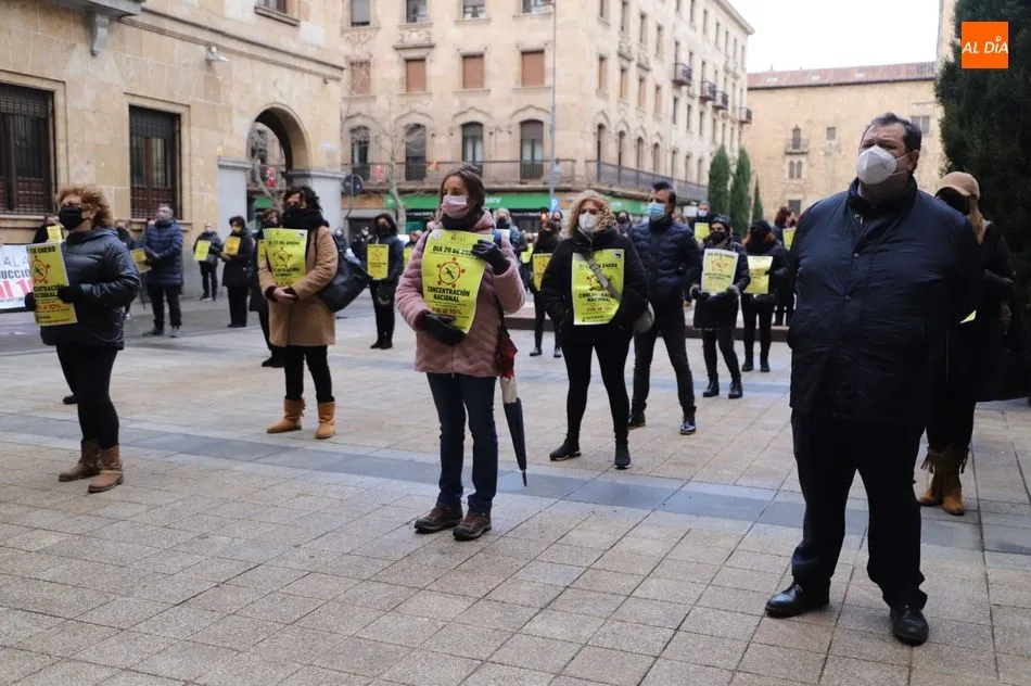 Foto 2 - Profesionales de peluquer&iacute;a protestan ante la Subdelegaci&oacute;n del Gobierno&nbsp; para reclamar la...