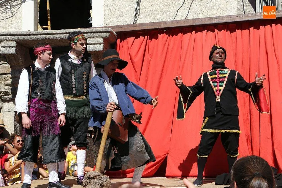 Foto 2 - 'La tradici&oacute;n teatral en la Sierra de Francia: las loas', un libro para mantener    el legado de...