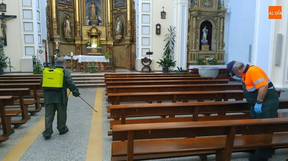 Desinfección de la iglesia de Guijuelo en la primera ola de la pandemia - Archivo