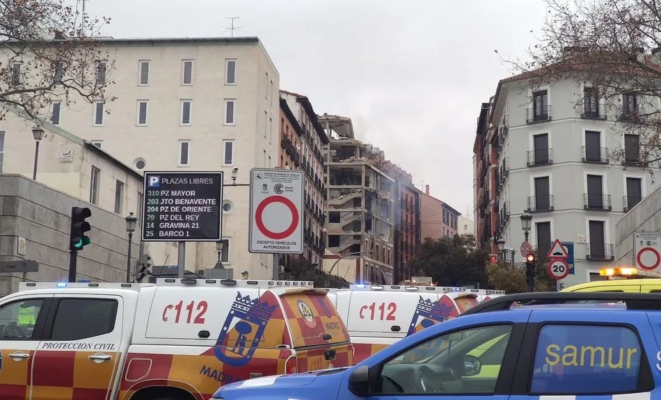 Ambulancias del Summa 112 y vehículos del Samur Social momentos posteriores a la explosión del edificio. Foto: EP