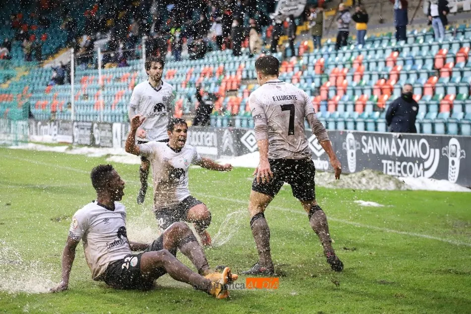 El Salamanca UDS celebra el gol de Llorente en medio del diluvio / Lydia González