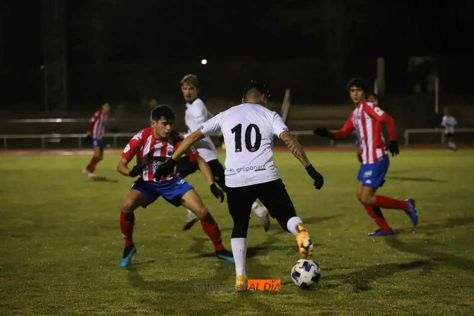 Denilson Villa trata de meterle un pase a Amis / Lydia González