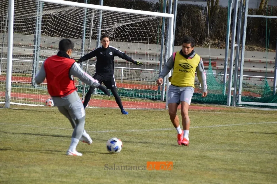 Foto 11 - Caras felices en el entrenamiento del Salamanca UDS despu&eacute;s de ganar al Compostela