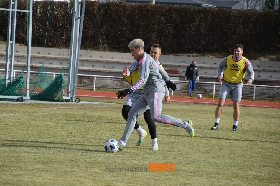 Foto 9 - Caras felices en el entrenamiento del Salamanca UDS despu&eacute;s de ganar al Compostela