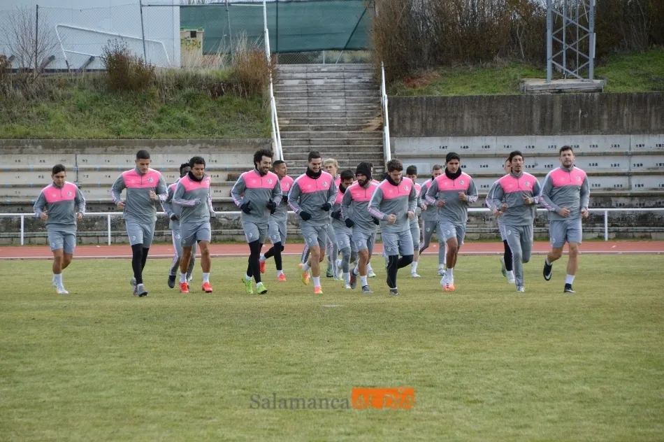 Foto 7 - Caras felices en el entrenamiento del Salamanca UDS despu&eacute;s de ganar al Compostela
