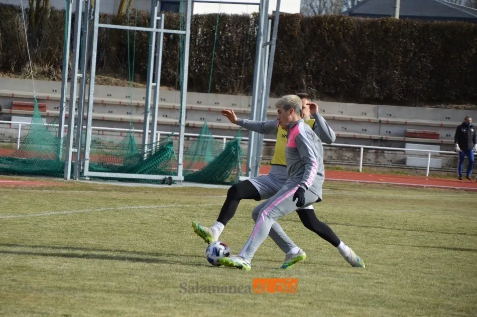 Foto 5 - Caras felices en el entrenamiento del Salamanca UDS despu&eacute;s de ganar al Compostela