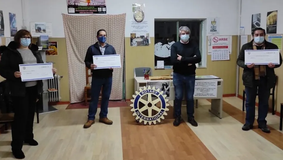 El presidente de Totary Club, Javier Maíllo, hace entrega de los cheques a los presidentes de las asociaciones