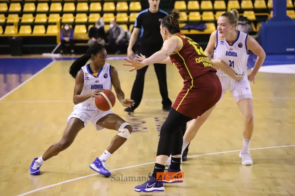 La norteamericana Tiffany Hayes dribla a una jugador del Nadezhda este jueves / Lydia González