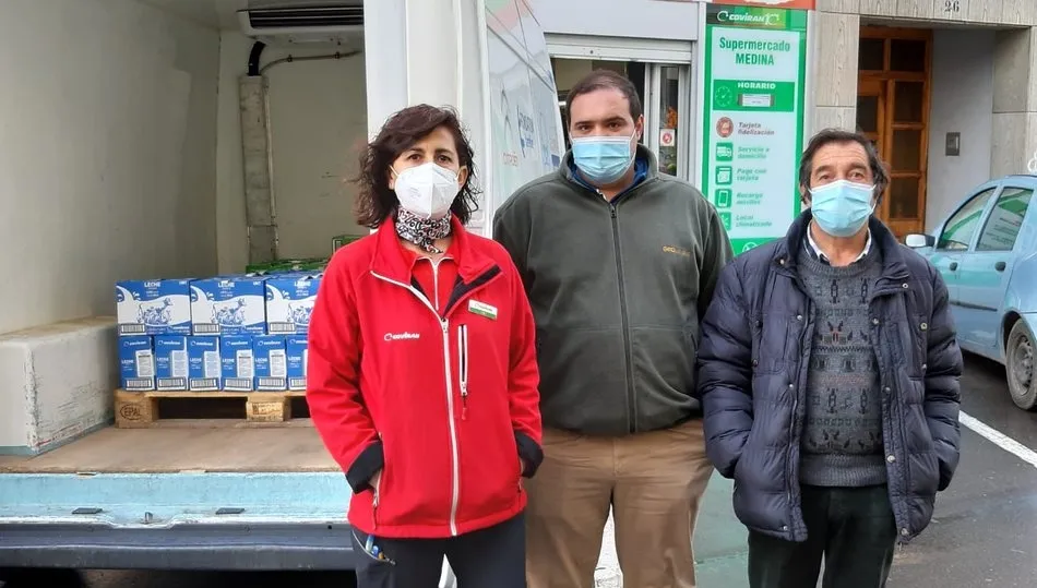 Momento en el que el supermercado Covirán Medina de Vitigudino hacía la entrega de productos al Banco de Alimentos