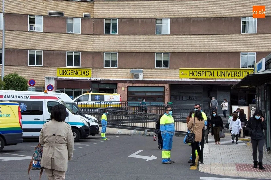 Acceso principal al Hospital Clínico Universitario de Salamanca. Foto de archivo