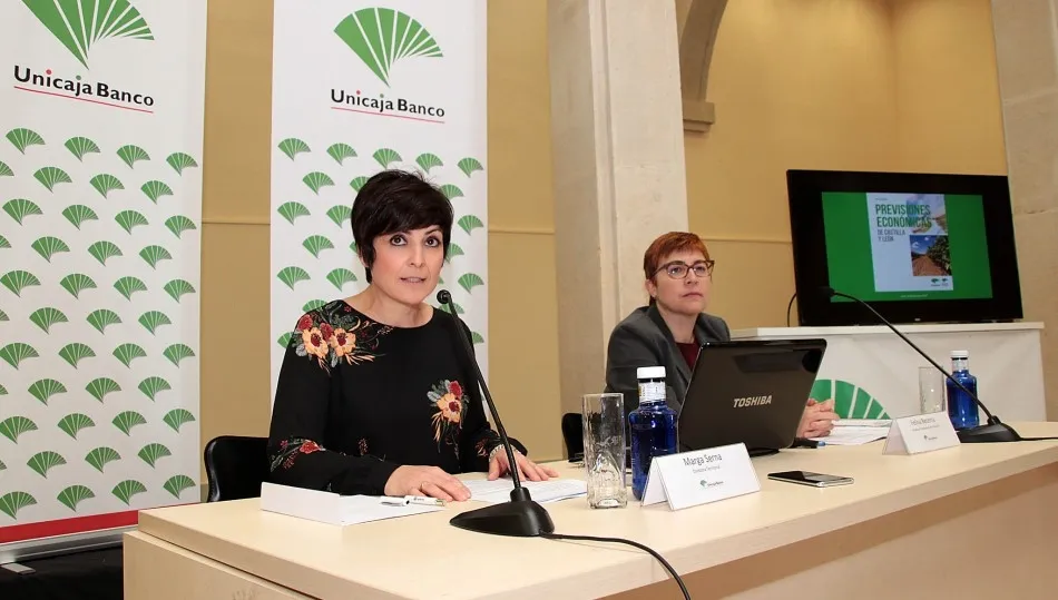 La directora  Territorial  de  Unicaja  Banco  en  León, Margarita Serna, y la coordinadora  del  informe  y Técnico de Analistas Económicos de Andalucía, Felisa Becerra. Foto de archivo