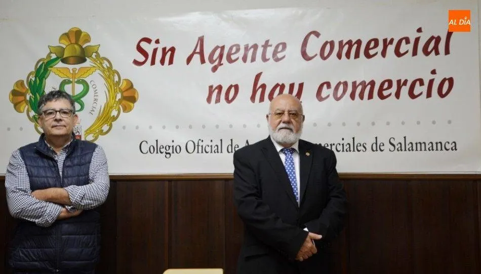Ignacio Manzano, presidente del Colegio Profesional de Agentes Comerciales de Salamanca y Provincia, a la derecha, en la sede de la calle Miñagustín. Foto de Lydia González