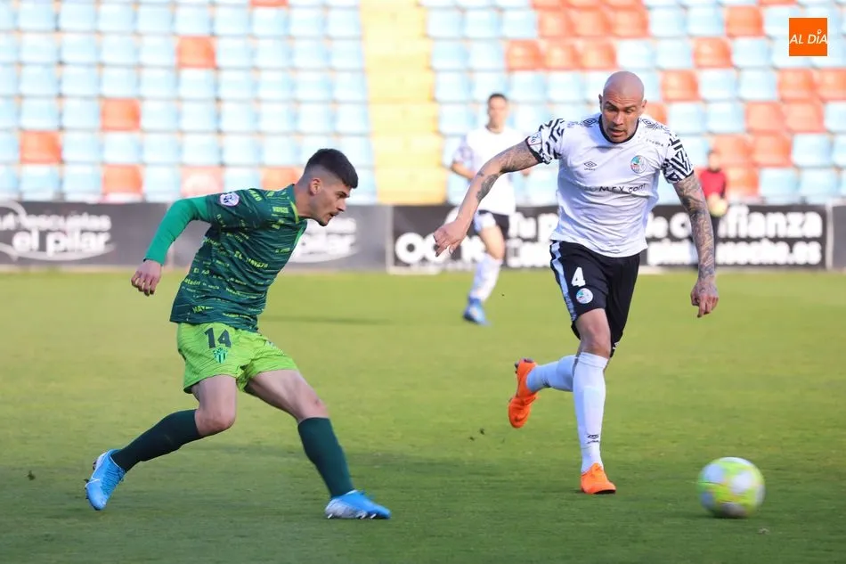 Una acción del derbi en el Helmántico del curso pasado