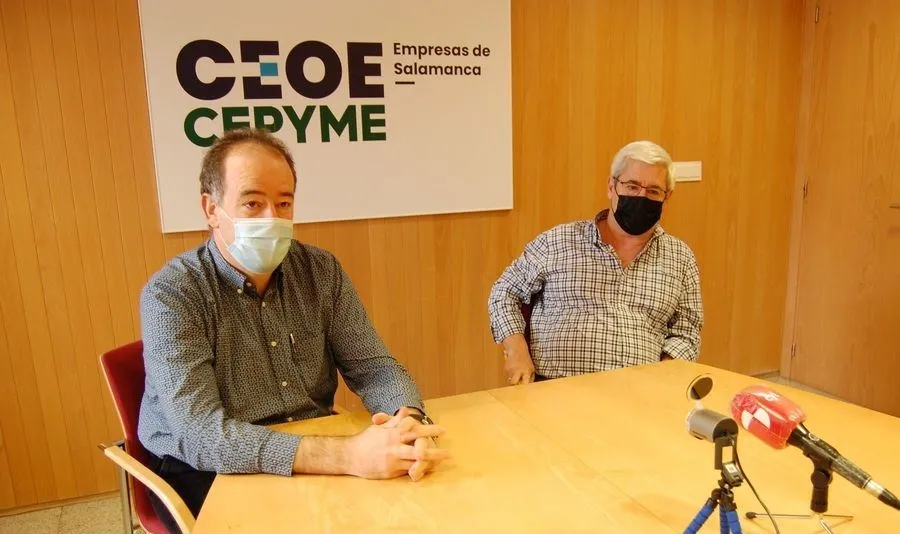 El presidente de CEOE Cepyme Empresas de Salamanca, Juan Manuel Gómez, y el presidente de la asociación salmantina de distribuidoras, Juan Ramón Sánchez