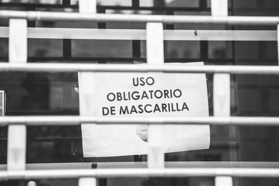 Un cártel en el que se lee: Uso obligatorio de mascarilla